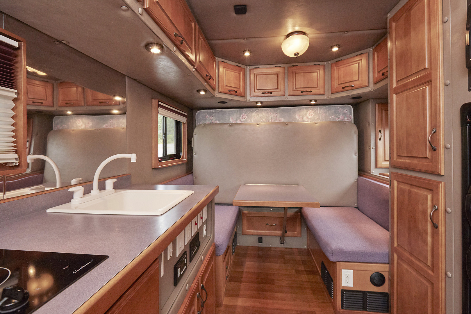2009 Freightliner Coronado With Ari 144 Inch Legacy Ii Rb