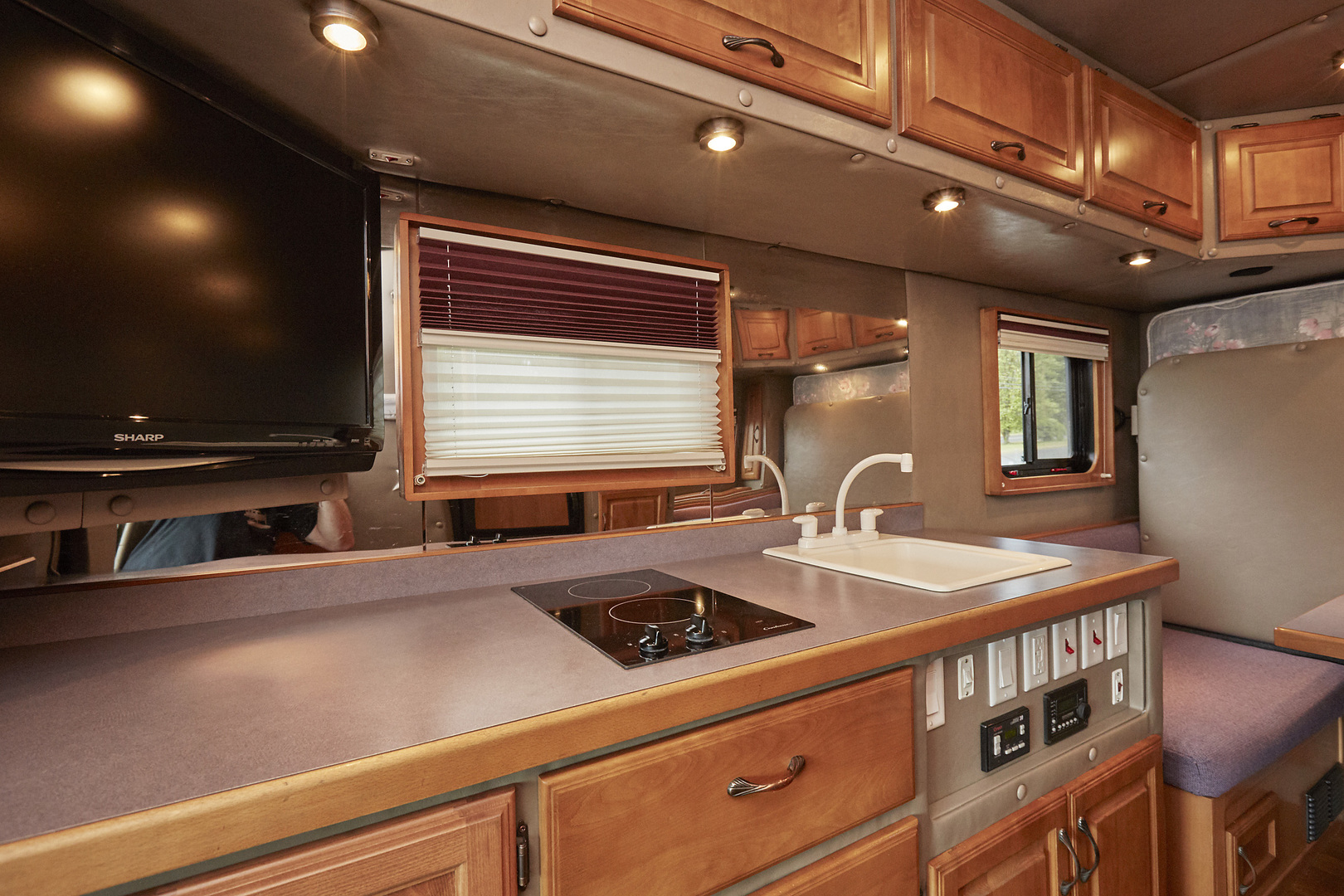 2009 Freightliner Coronado With Ari 144 Inch Legacy Ii Rb