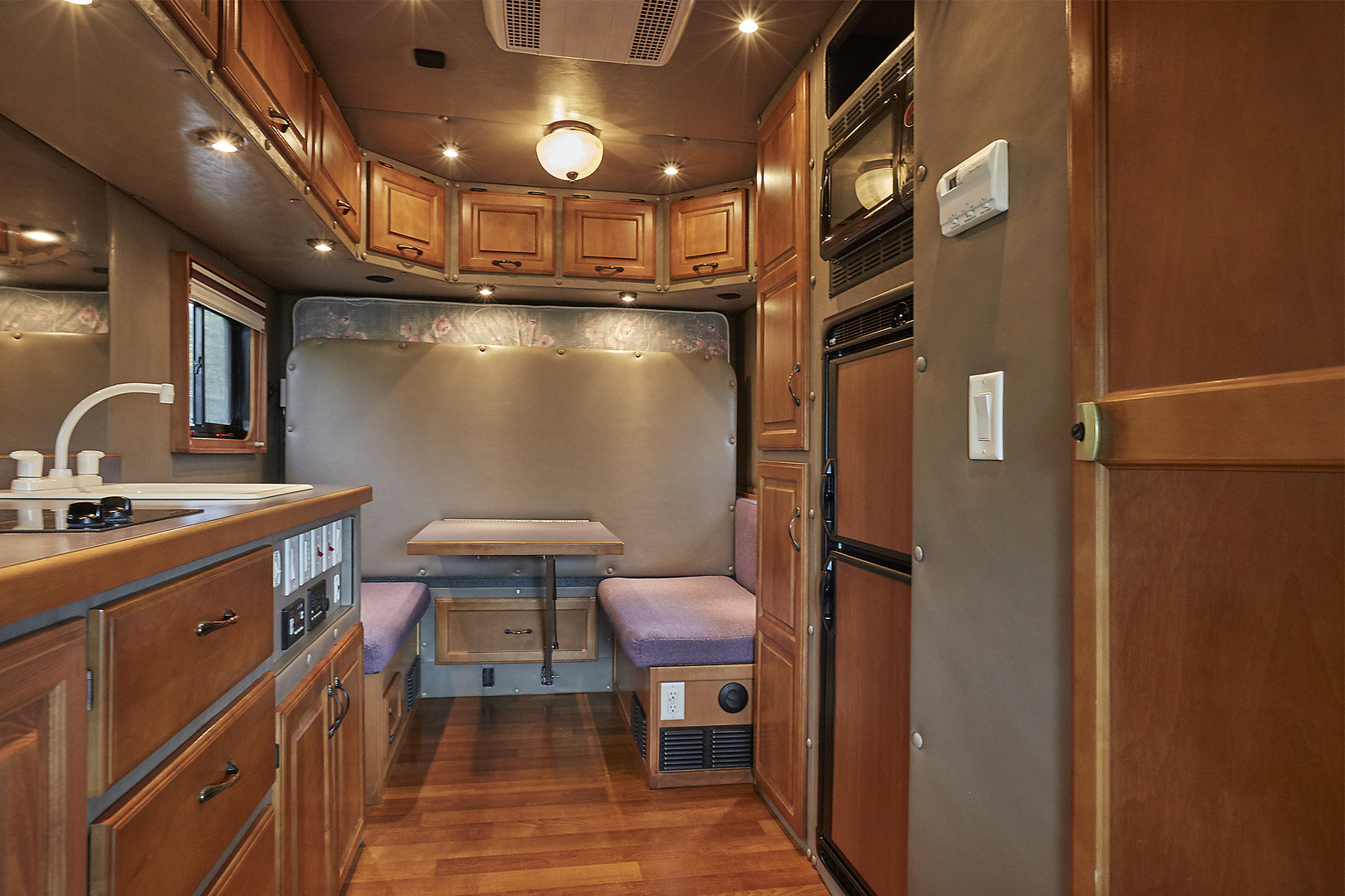 2009 Freightliner Coronado With Ari 144 Inch Legacy Ii Rb